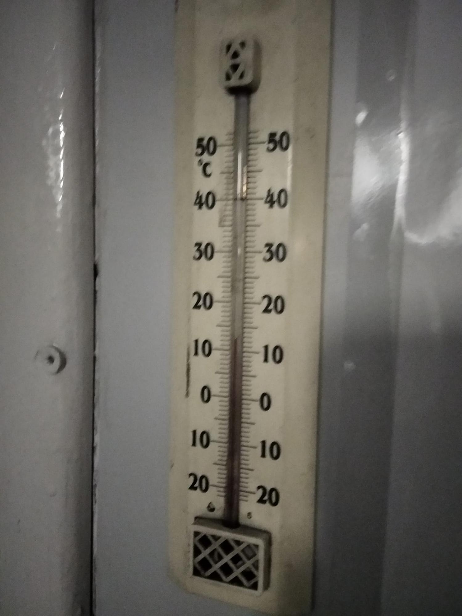 Иней на окнах: Укрзализныця попала в скандал из-за отсутствия отопления в вагоне