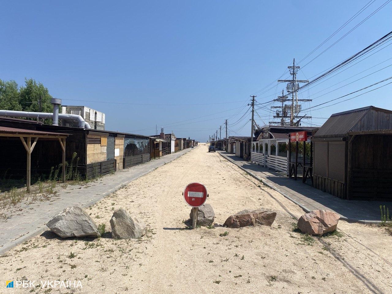 "Люди выезжают". Появились новые фото оккупированной Арабатской Стрелки в разгар сезона