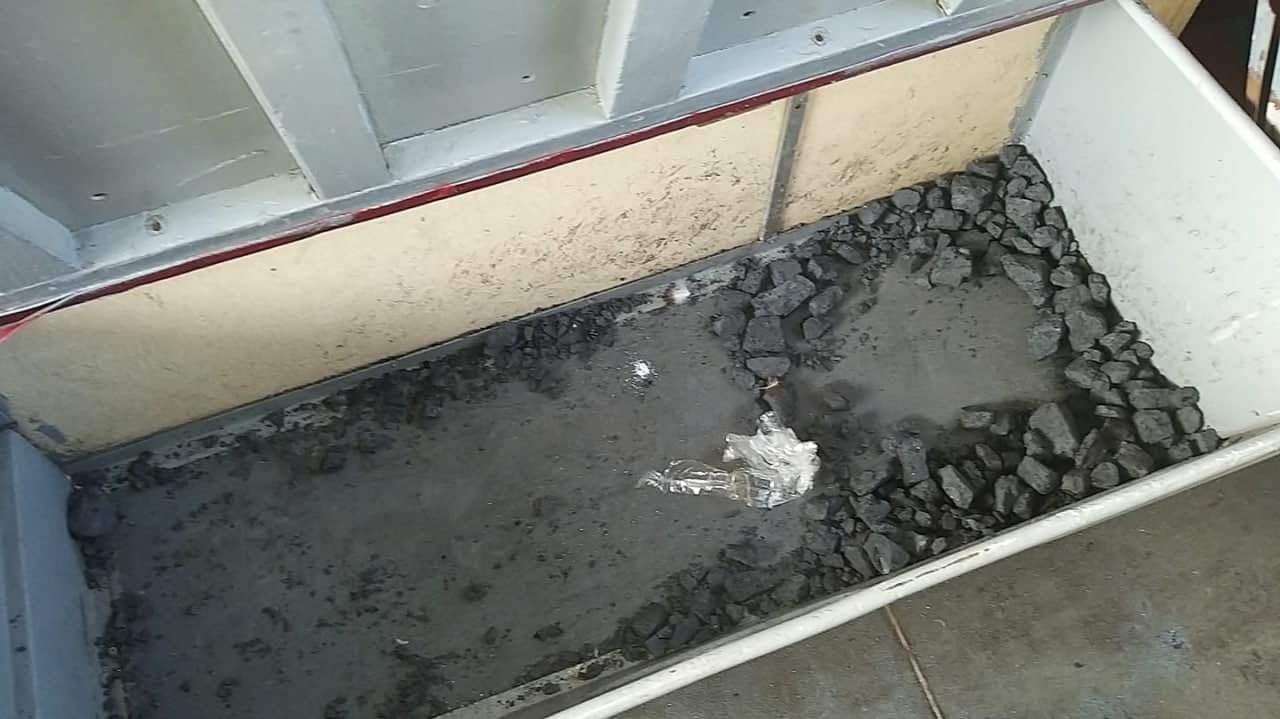 Укрзалізниця знову в центрі скандалу: у відділі для валіз пасажирка виявила вугілля (фото)