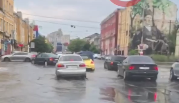 Ливень с градом и вырванные деревья: в Киеве разгулялась непогода (видео и фото)