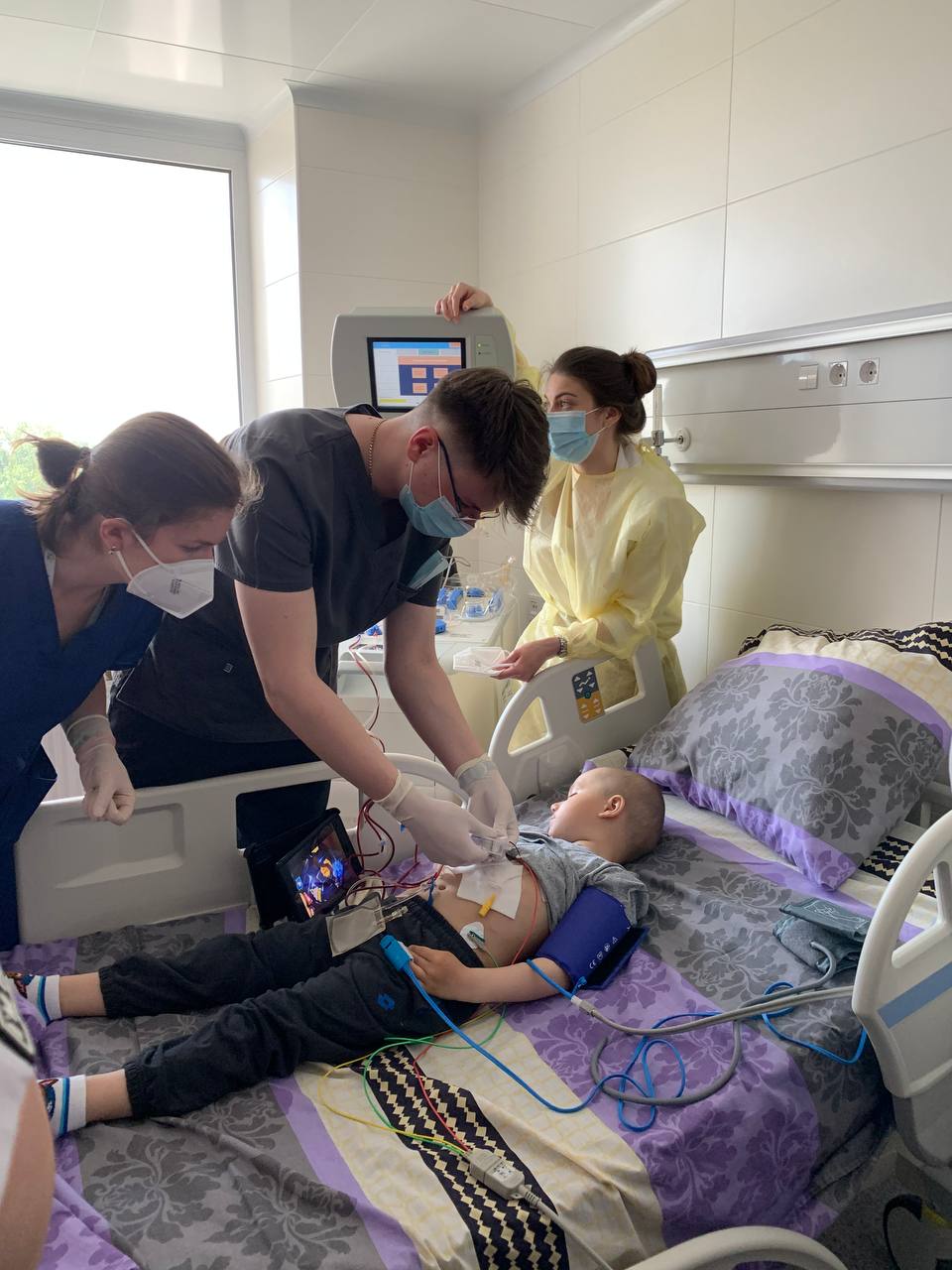 Львовские врачи раскрыли детали первой уникальной операции: "маленький герой совсем не боялся"