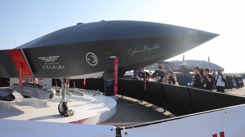 Новый реактивный Bayraktar с украинским двигателем вызвал фурор на выставке: как выглядит "будущее военной авиации"