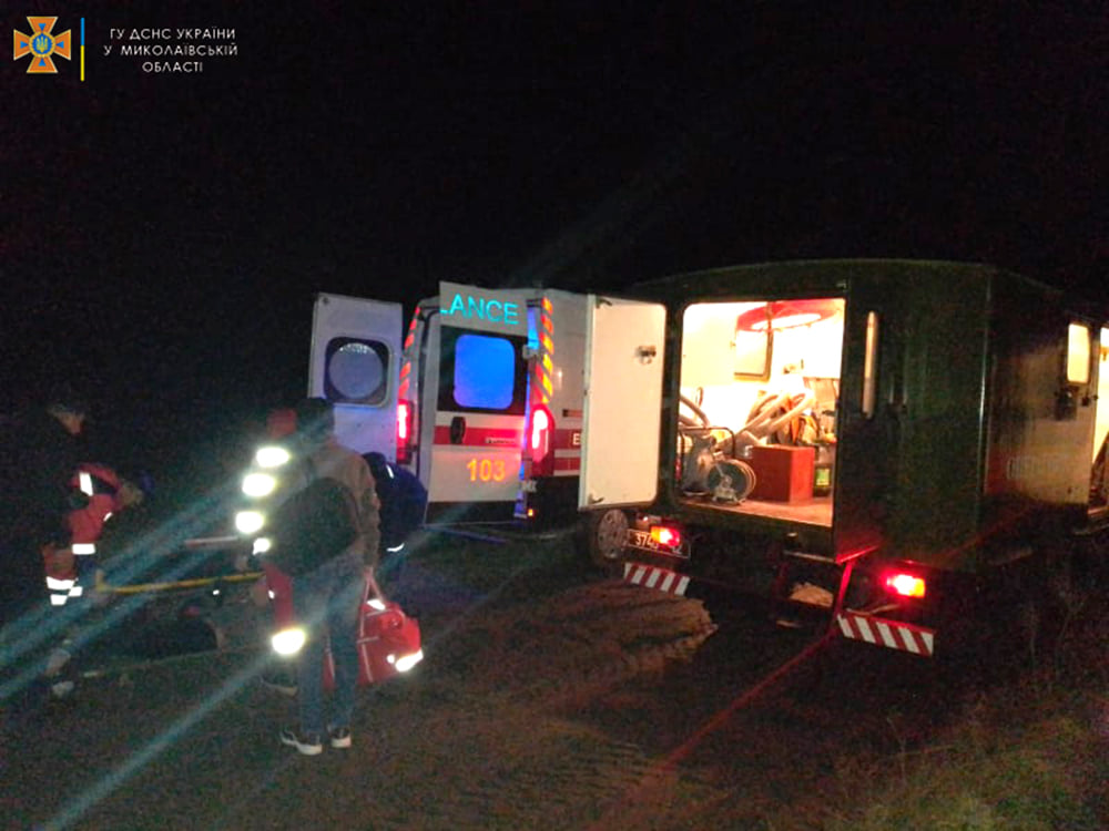На Рождество авто скорой помощи ехало на вызов и застряло в трясине под Николаевом