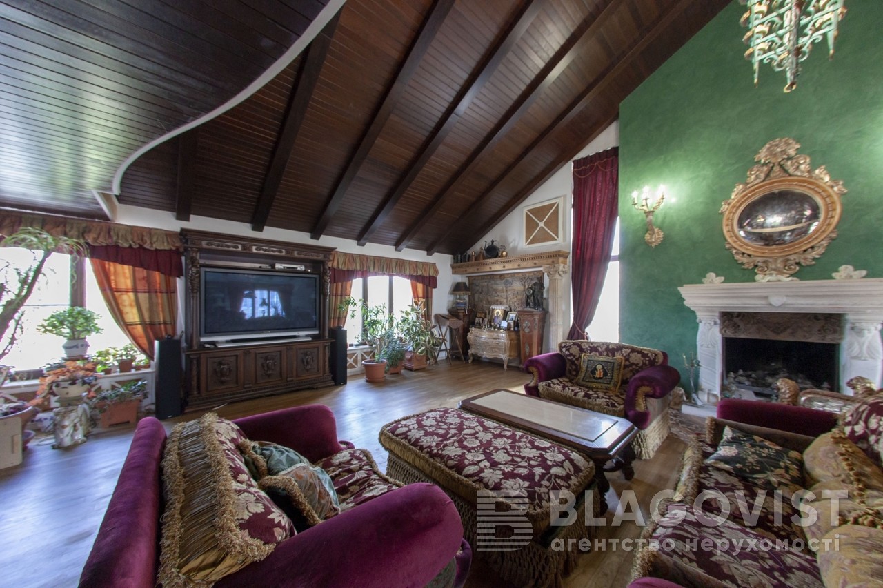 Власний ліфт і три рівні: як виглядає квартира за 28 мільйонів у центрі Києва (фото)