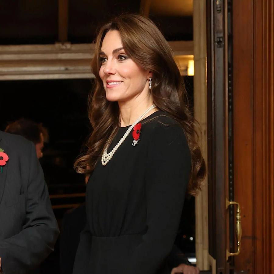 Кейт Миддлтон показала, как соединить изысканное черное платье с королевским жемчужным ожерельем (фото)