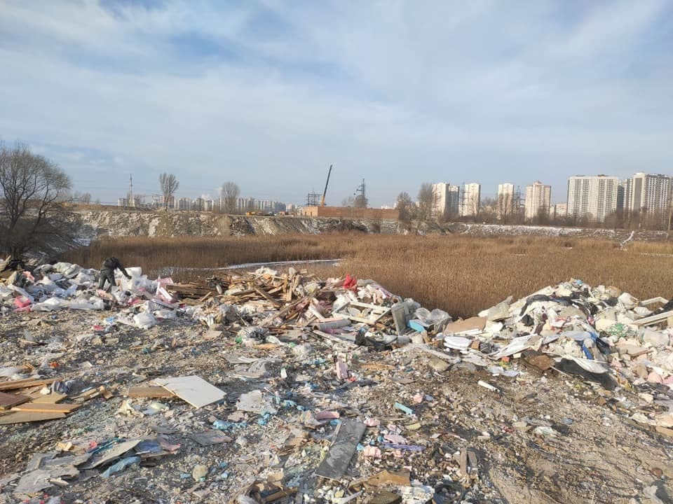 У Києві влаштували величезне звалище біля станції метро "Харківська"