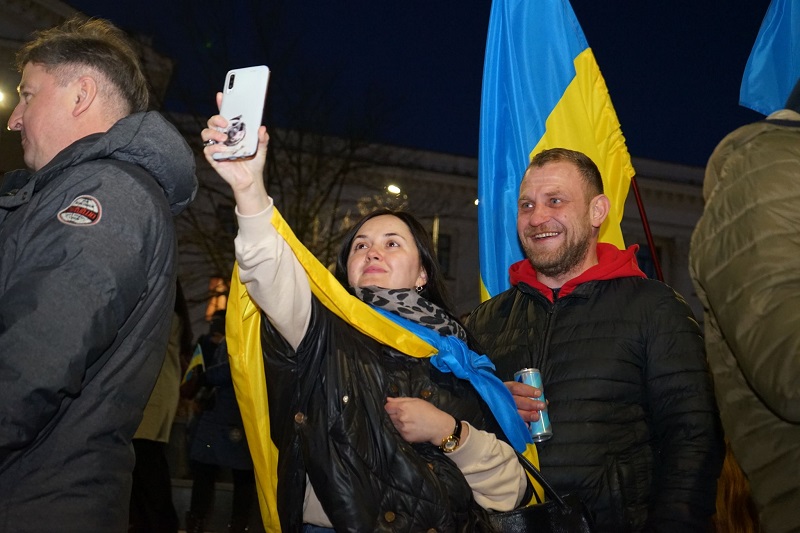 Жителі Краматорська масово вийшли на мітинг за Україну: з прапорами, гаслами і гімном (відео, фото)