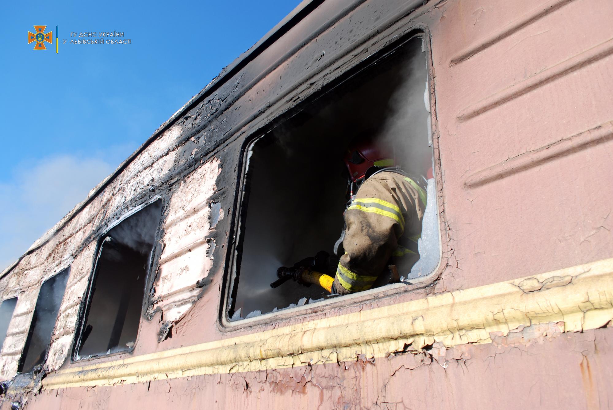 Во Львове на вокзале полностью сгорел вагон поезда: видео и фото пожара