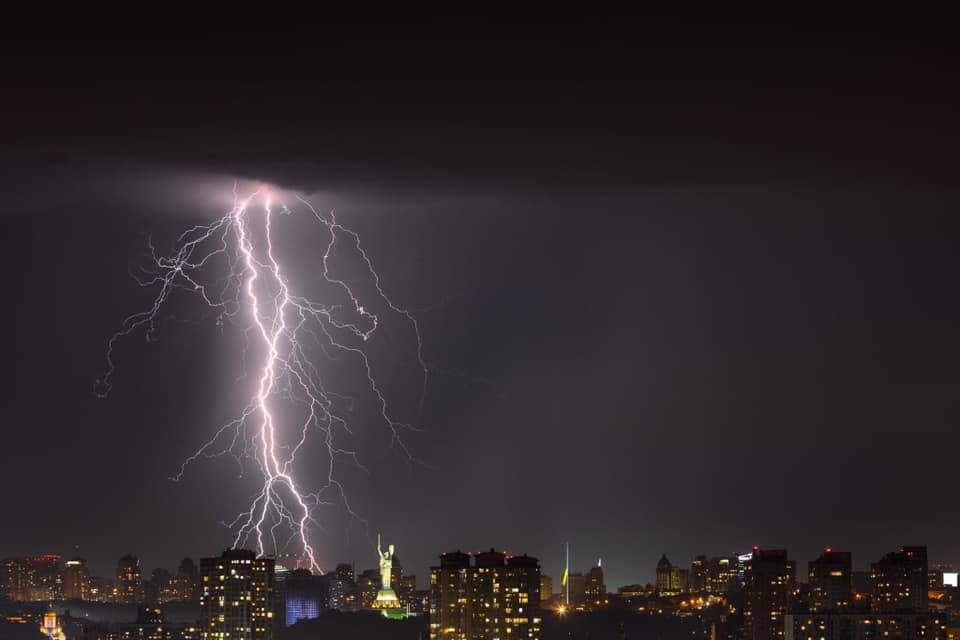 В Киеве мощный ливень затопил город и повалил деревья: фото и видео ненастья