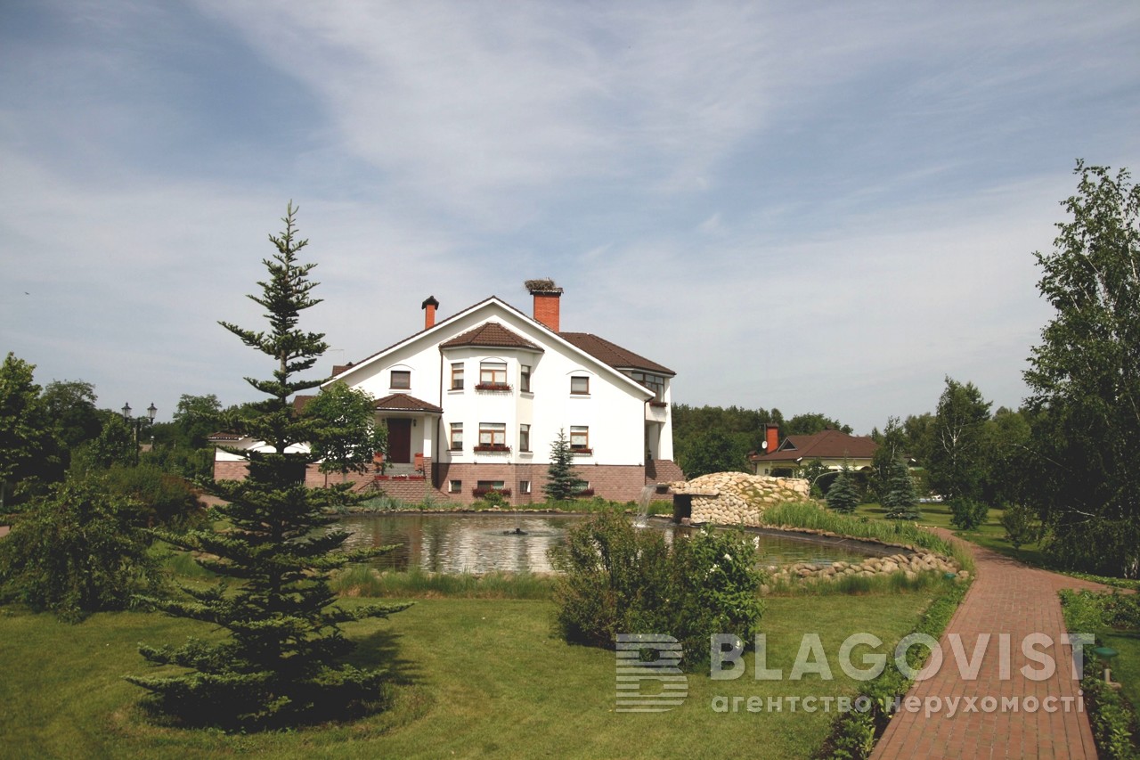Под Киевом продают элитный особняк с местом для теннисного корта и вертолетной площадки (фото)