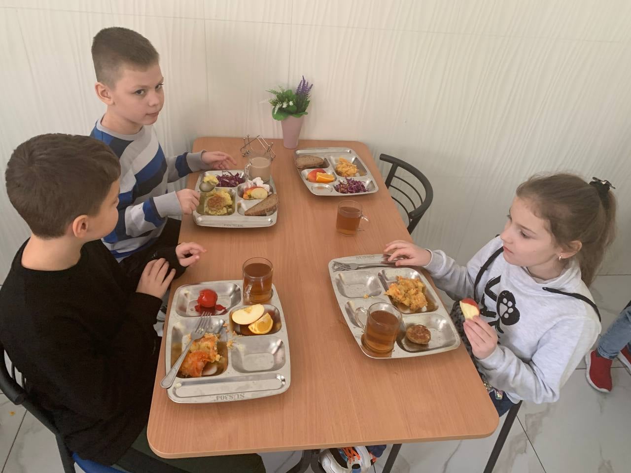 Дети из разных стран показали, как выглядят их школьные обеды