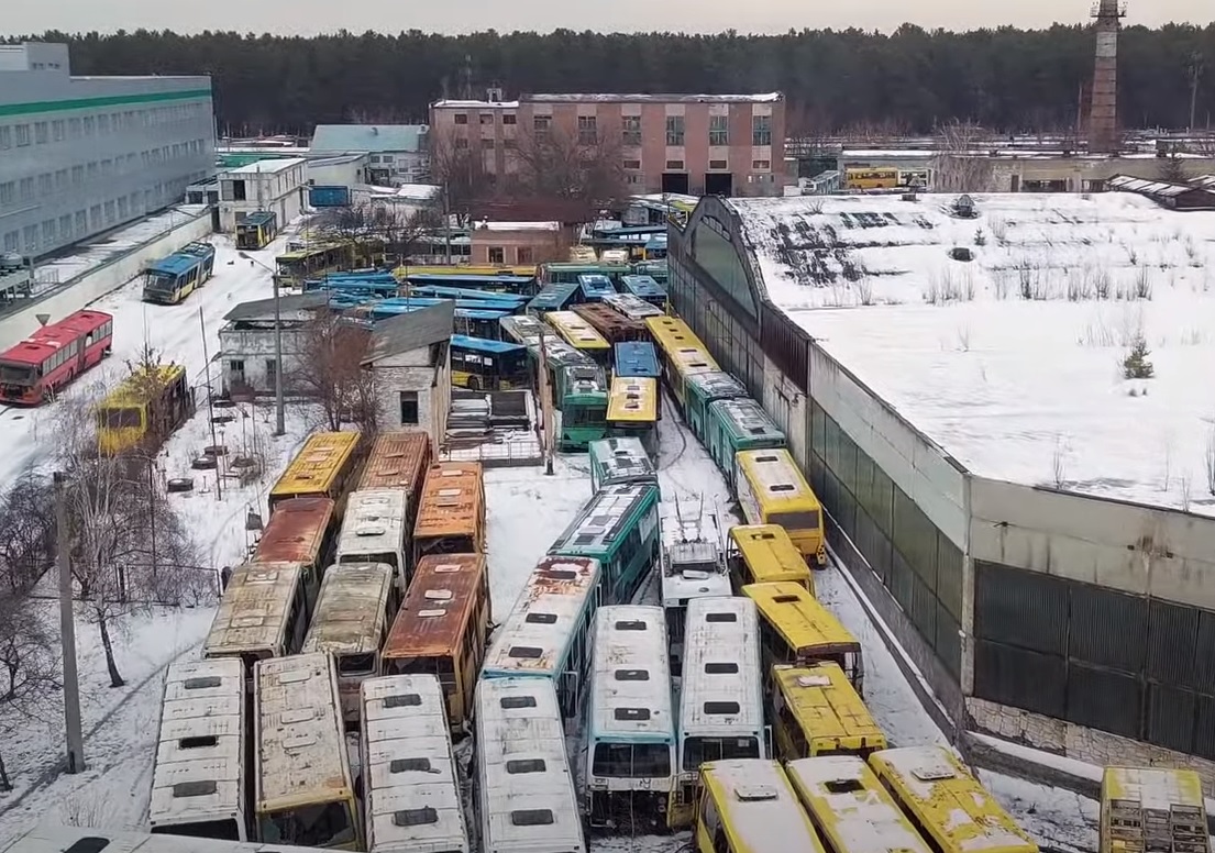 Кладовище автобусів: у Києві показали вражаючі кадри покинутого автопарку