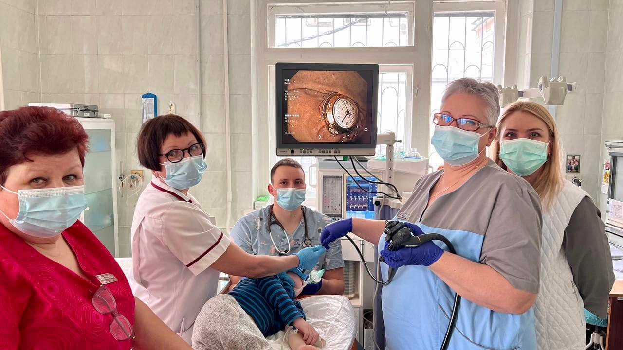 В Киеве врачи спасли 3-летнего мальчика, который проглотил часы (фото)