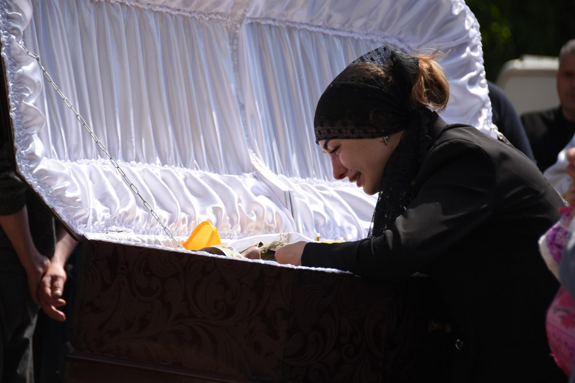 Приблизили победу Украины своими жизнями: в Шостке в последний путь провели воинов-героев