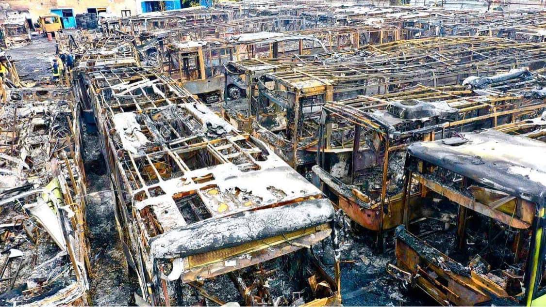 Росіяни ракетами знищили у Дніпрі половину автобусів: дивіться наслідки підлої атаки