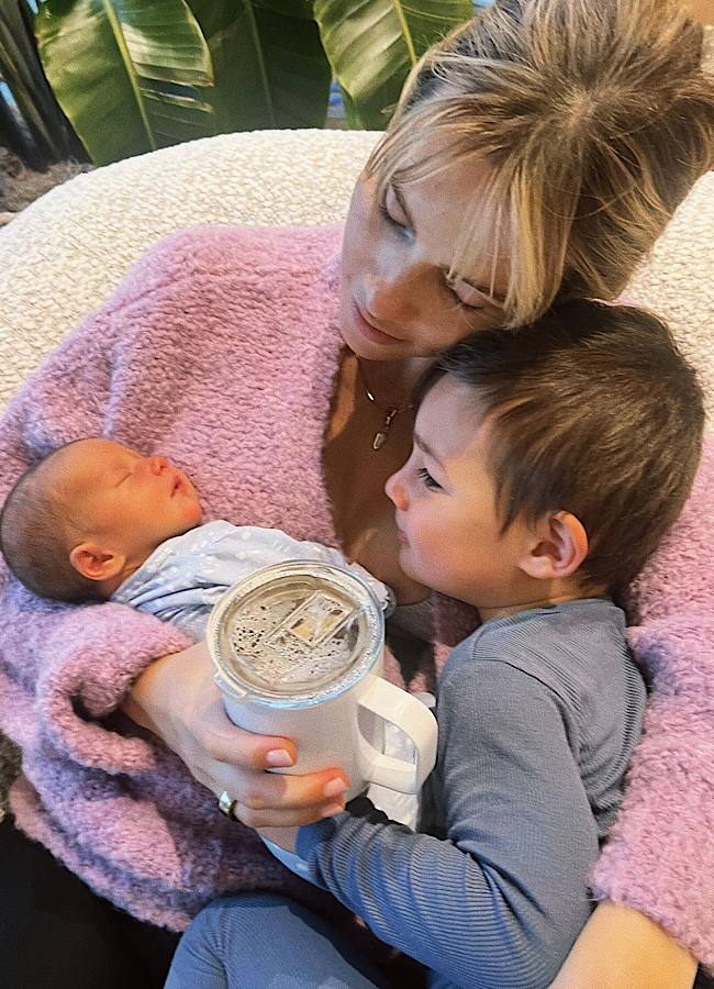 Зірка культового серіалу "Щоденники вампіра" показала, як виглядає її новонароджене маля