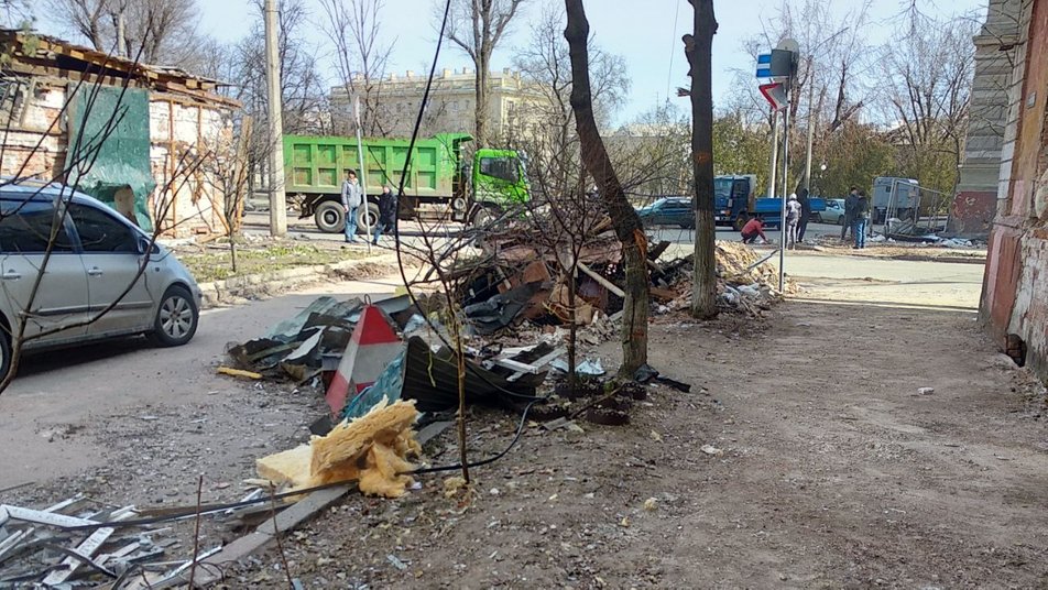 Харків почали розчищати після бомбардувань: фоторепортаж