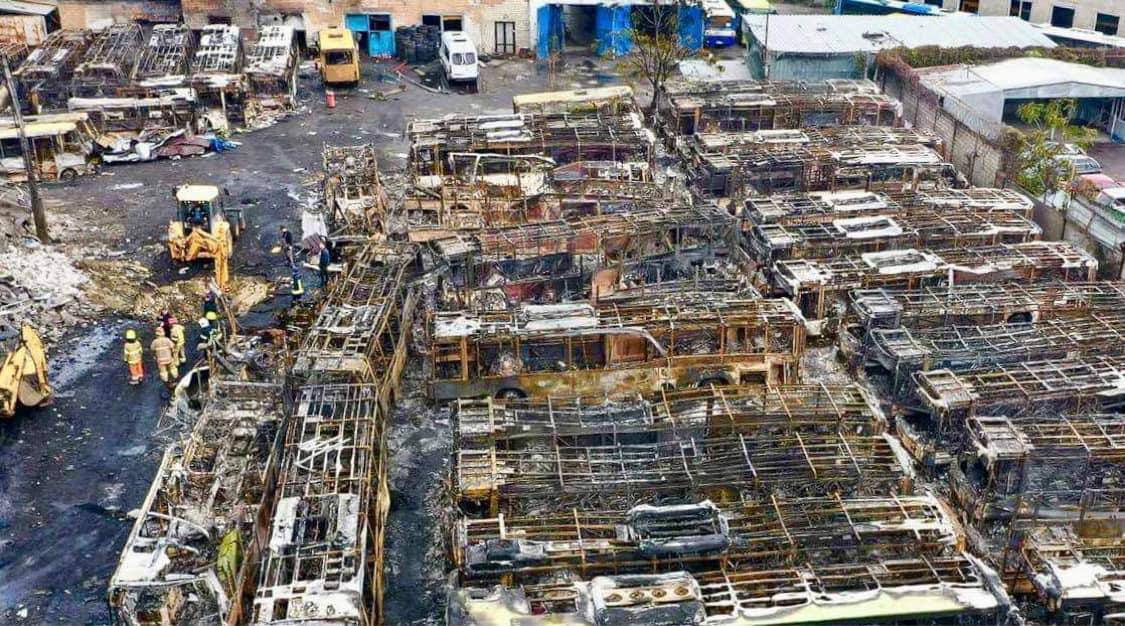 Росіяни ракетами знищили у Дніпрі половину автобусів: дивіться наслідки підлої атаки