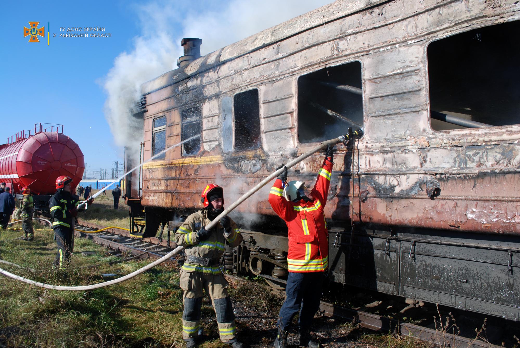 Во Львове на вокзале полностью сгорел вагон поезда: видео и фото пожара
