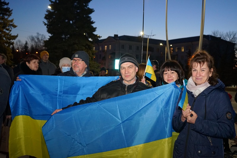 Жителі Краматорська масово вийшли на мітинг за Україну: з прапорами, гаслами і гімном (відео, фото)