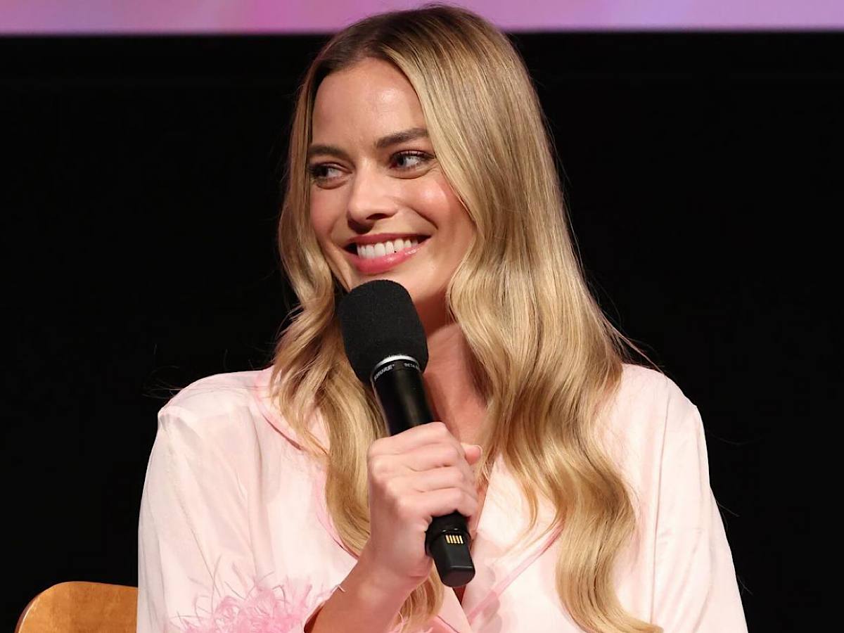 Неперевершена Марго Роббі показала, як носити костюм від українського бренду