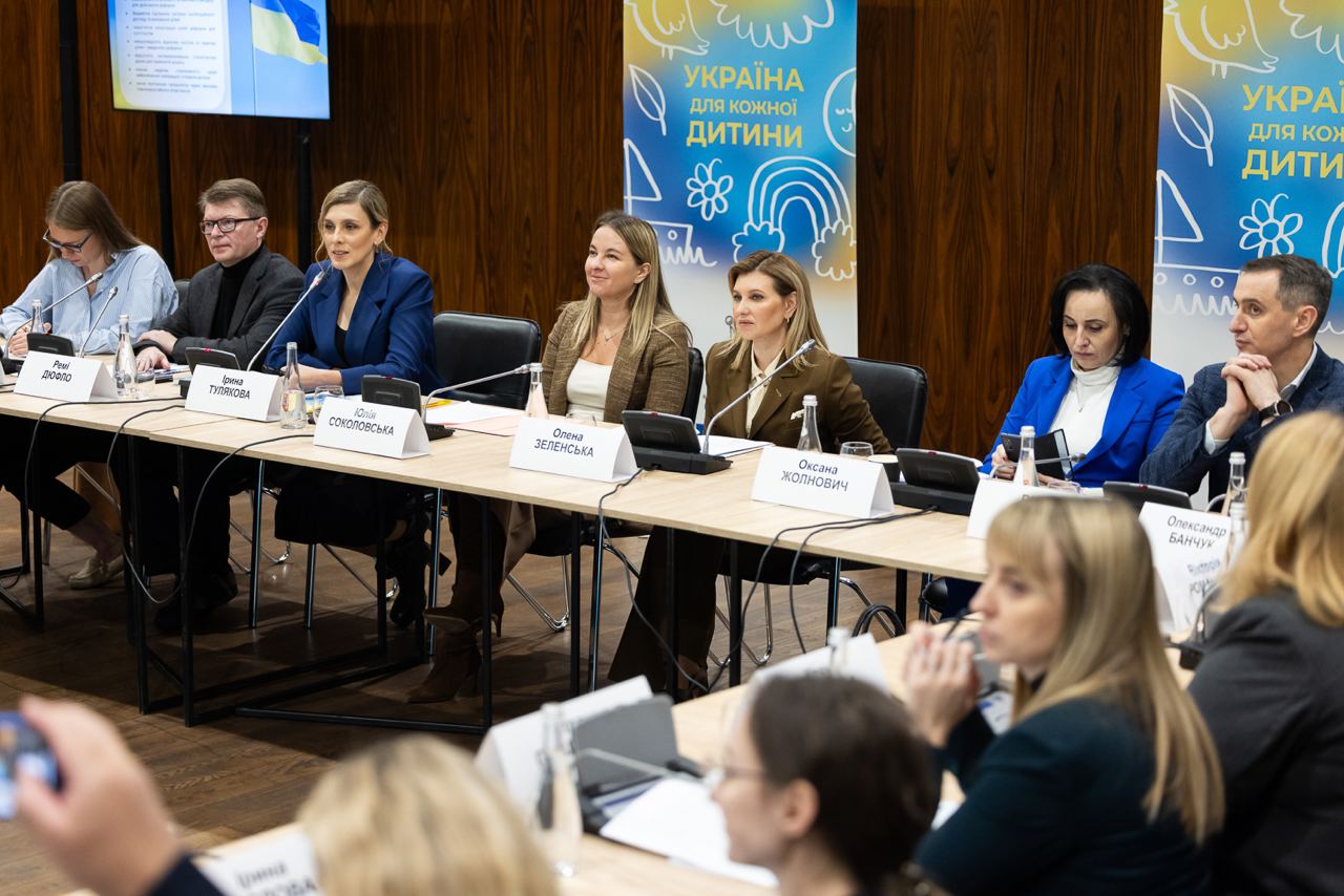 Зеленская в лаконичном костюме рассказала о важности роста детей в полноценной семье