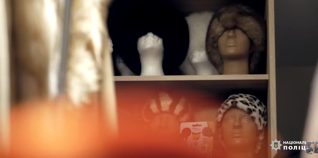 Поліція показала розкішну віллу Медведчука і Марченка: золотий вагон з жеребцем, кімната шуб