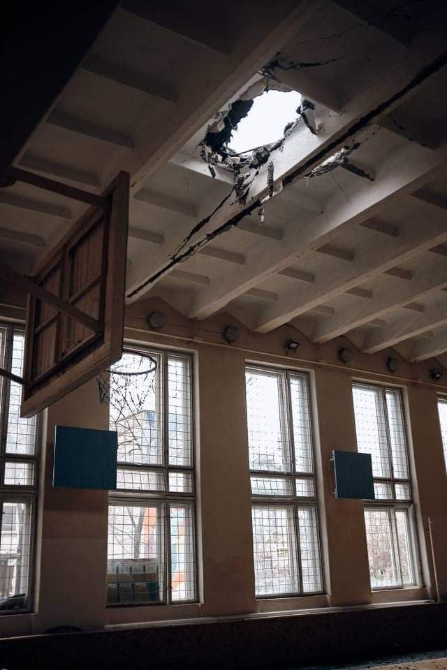 Оккупанты утром обстреляли артиллерией Северодонецк. Снаряд попал в школу