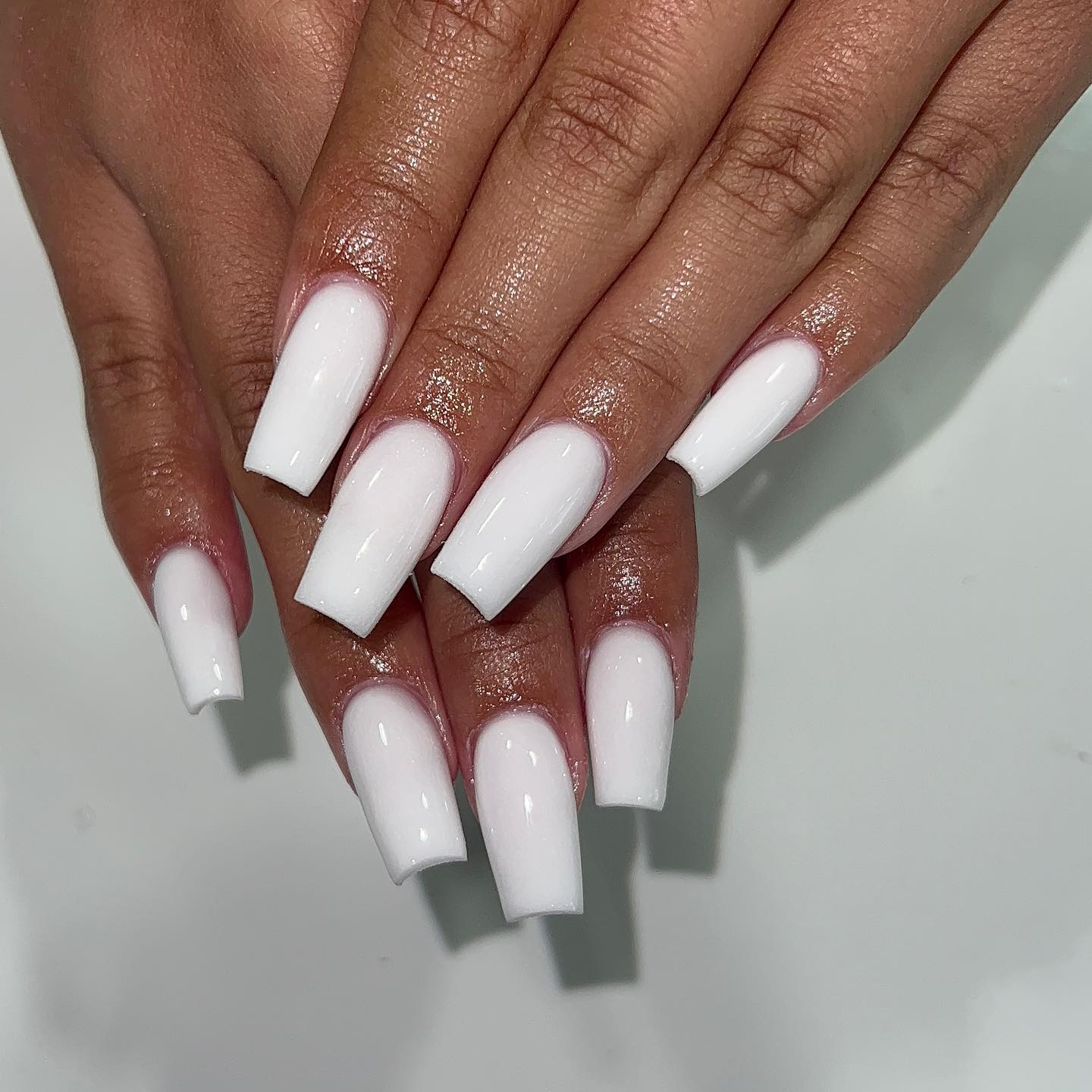 Білий манікюр не виходить із моди: ідеї стильних дизайнів на осінь 2024