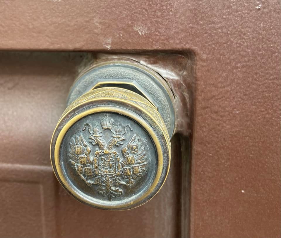 Російський герб на дверній ручці: Тарас Тополя показав зустріч з "русским міром" в Харкові