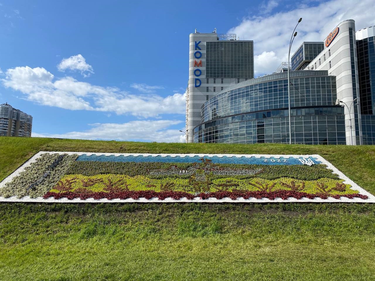 В Києві з'явилося квіткове панно у вигляді марки з російським кораблем: побачити його можна з метро