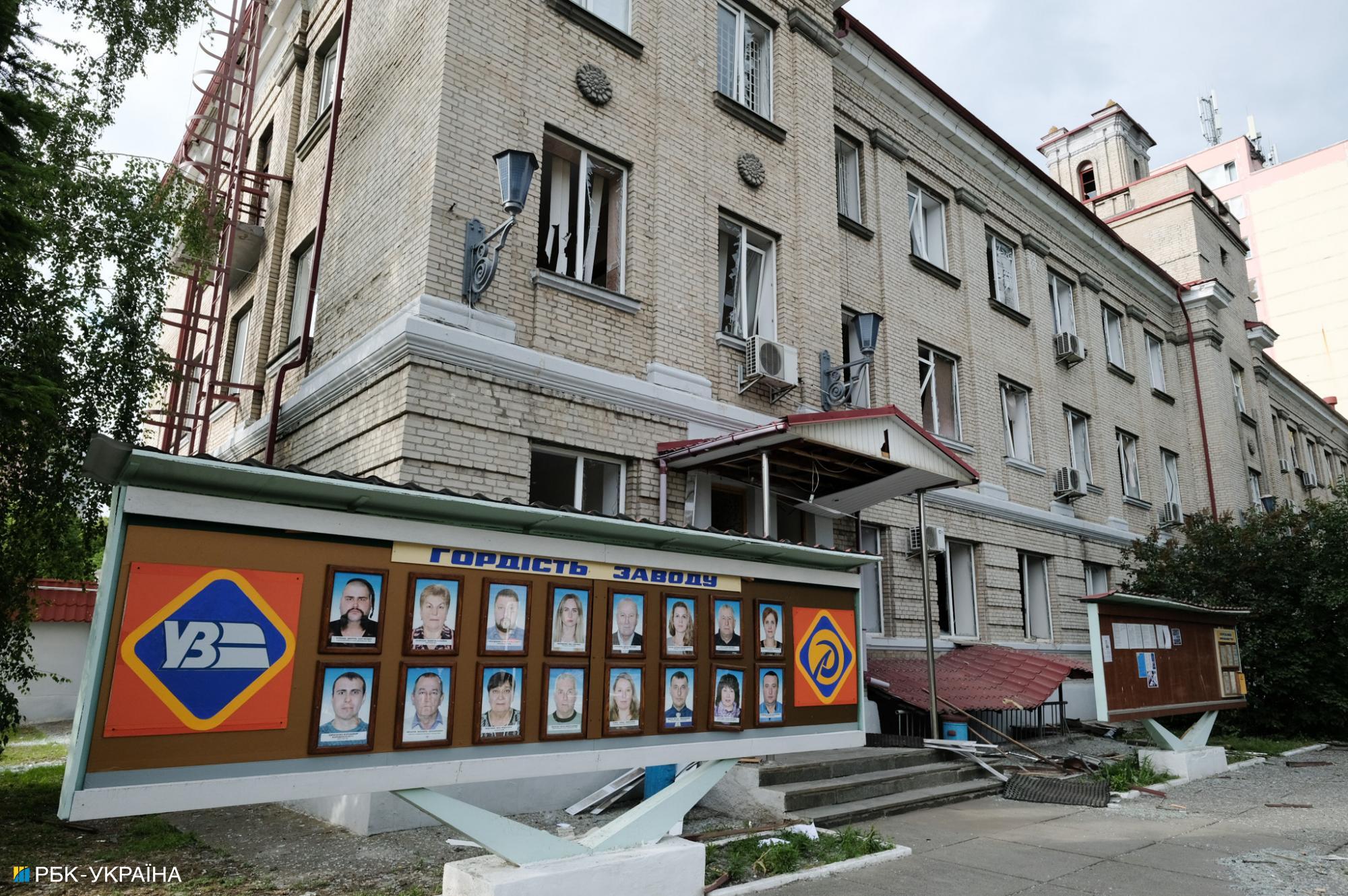 Ранковий удар по Києву. Фоторепортаж з обстріляного ДВРЗ