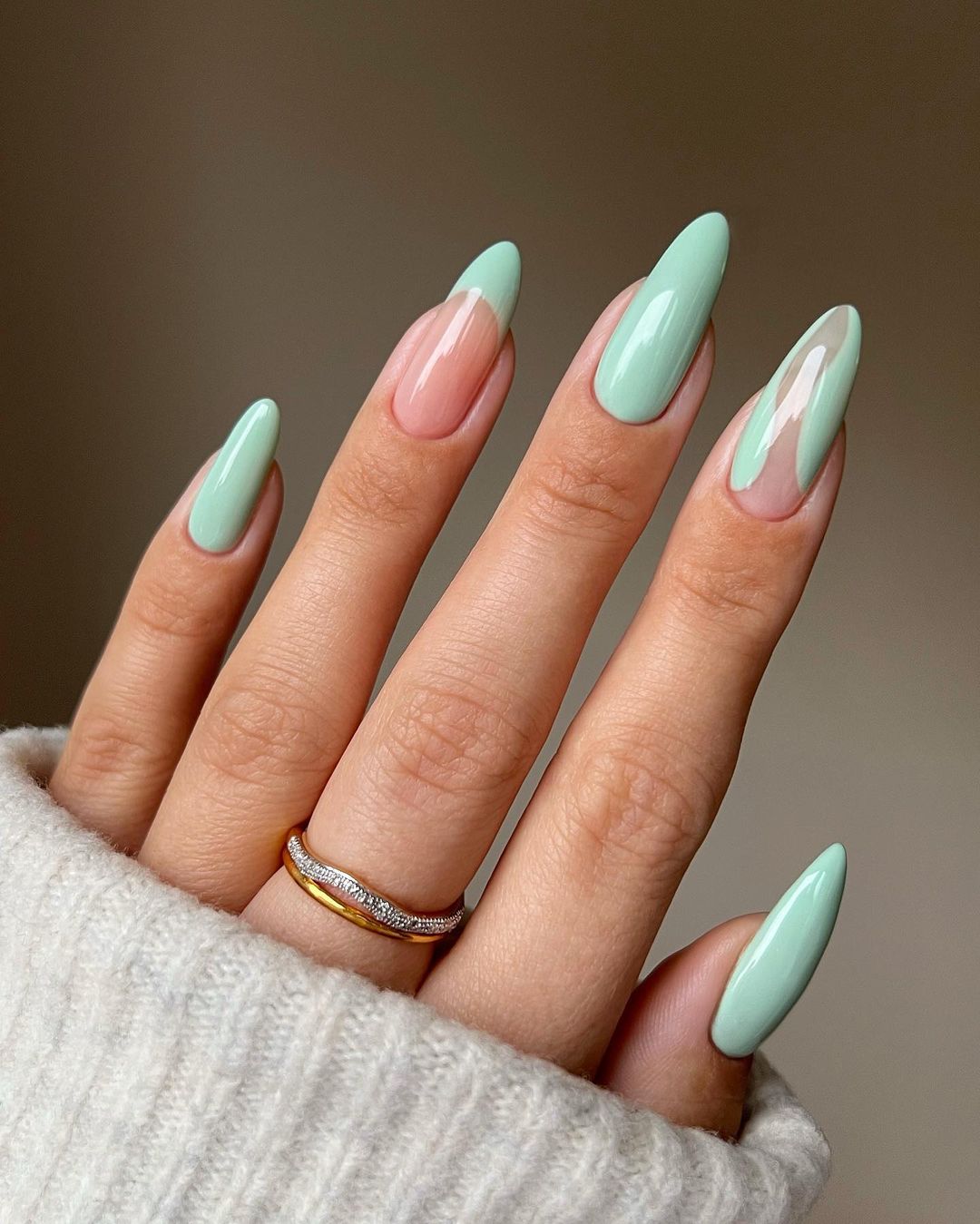 Светлый маникюр на весну: какой оттенок станет хитом в апреле 2025