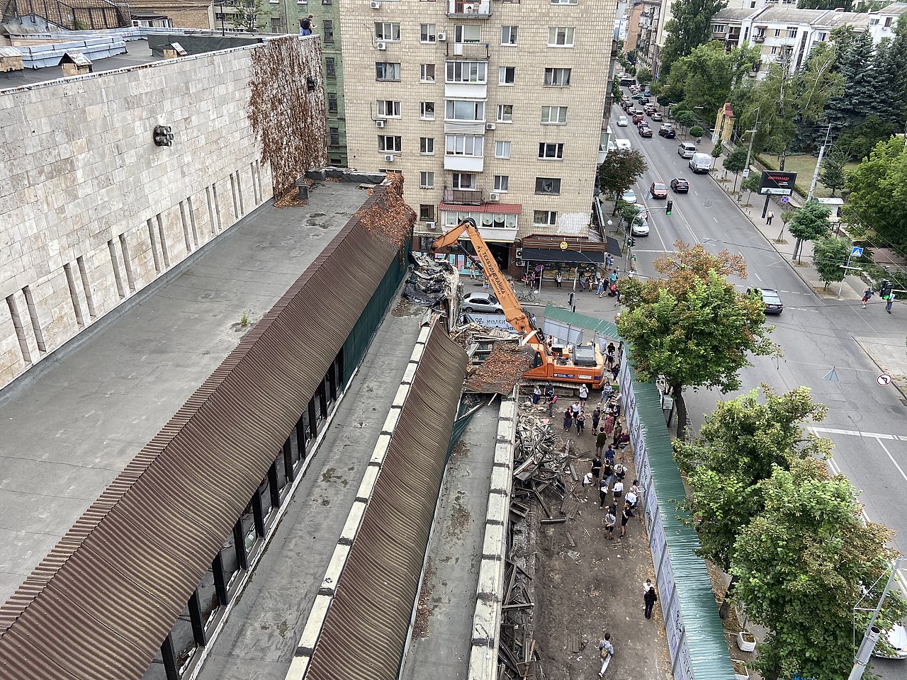 Один из самых известных исторических магазинов Киева превратили в гору мусора: видео