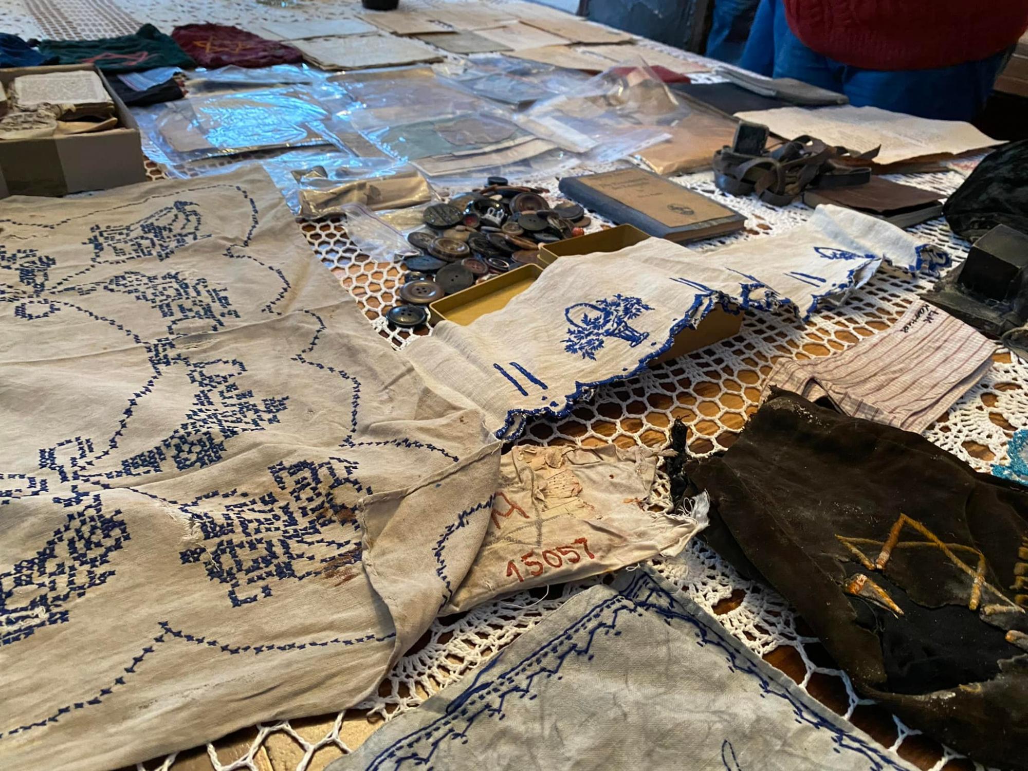 Во Львове нашли более 100 вещей с еврейского гетто в доме, вблизи которого был концлагерь (видео, фото)