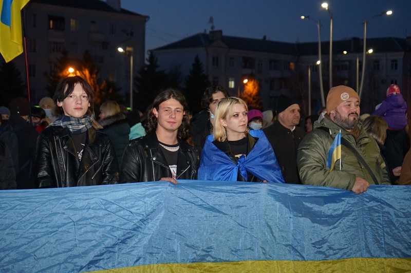 Жителі Краматорська масово вийшли на мітинг за Україну: з прапорами, гаслами і гімном (відео, фото)