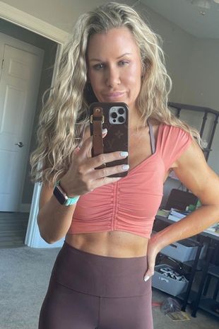 40-річна фітнес-мама назвала прості 10 кроків, щоб мати гарний прес