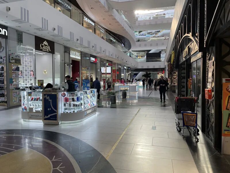 Дивіться, як відновили ТРЦ у Харкові, який знищили росіяни: фото "до" та "після"