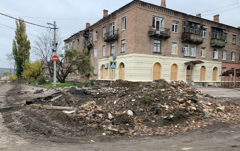 "Взяти не можуть, тому знищують все навколо". Як живе Бахмут під постійною атакою росіян