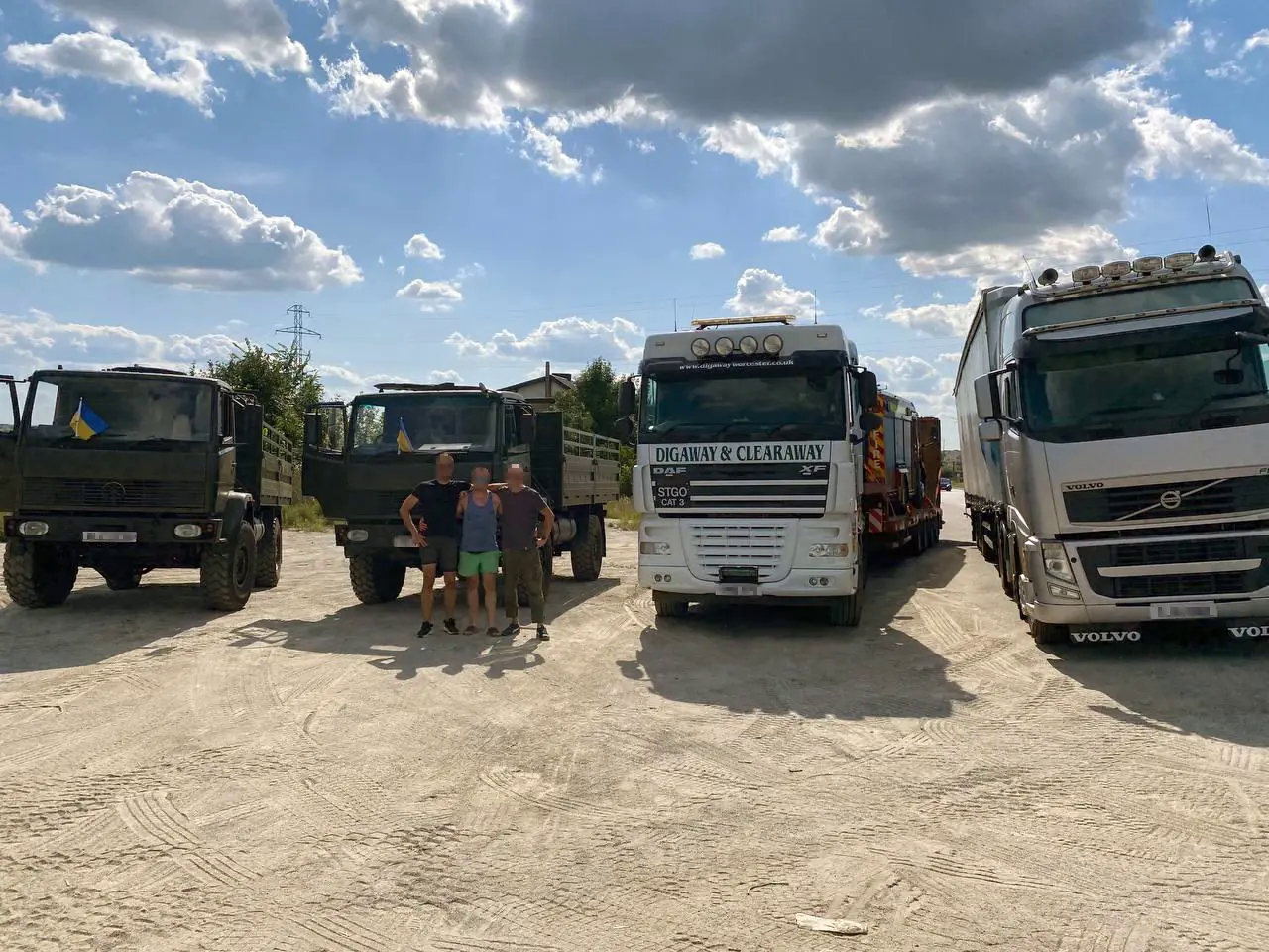 "Інтерпайп" Пінчука передав військовим 227 автівок