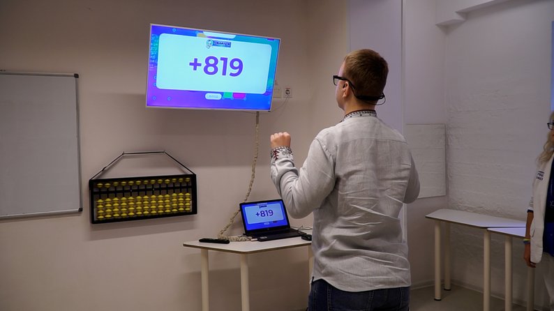 100 математичних дій і гімн 7 мовами одночасно. 13-річний юнак з Чернігова став рекордсменом (відео)