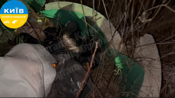 В Киеве на пустыре нашли урны с прахом умерших: детали скандала