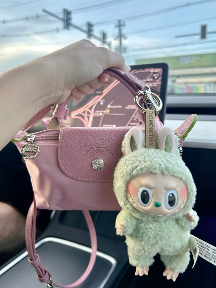 Найтрендовіший аксесуар на сумку у 2025 році: ви здивуєтеся, коли побачите його!