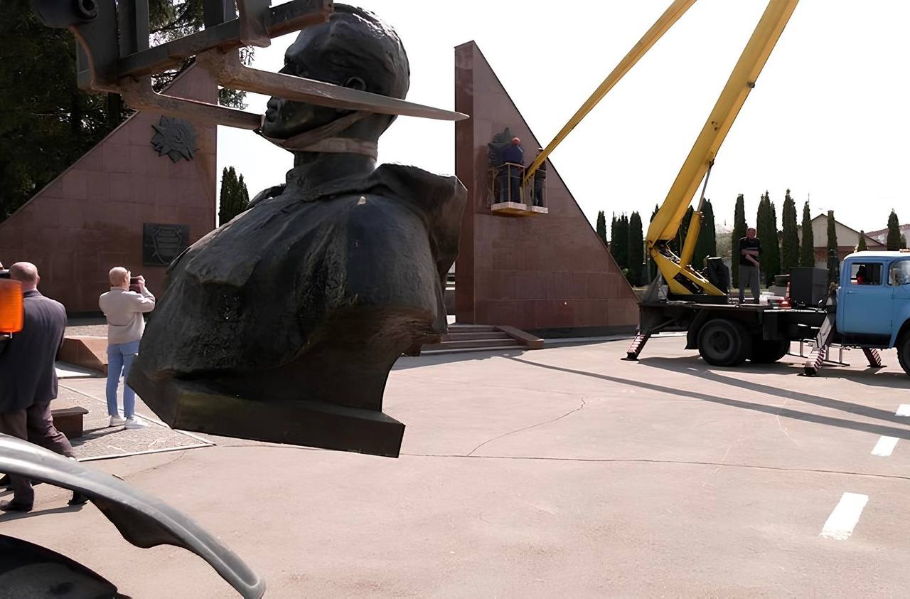 У Рівному виставили на аукціон "декомунізований" памʼятник