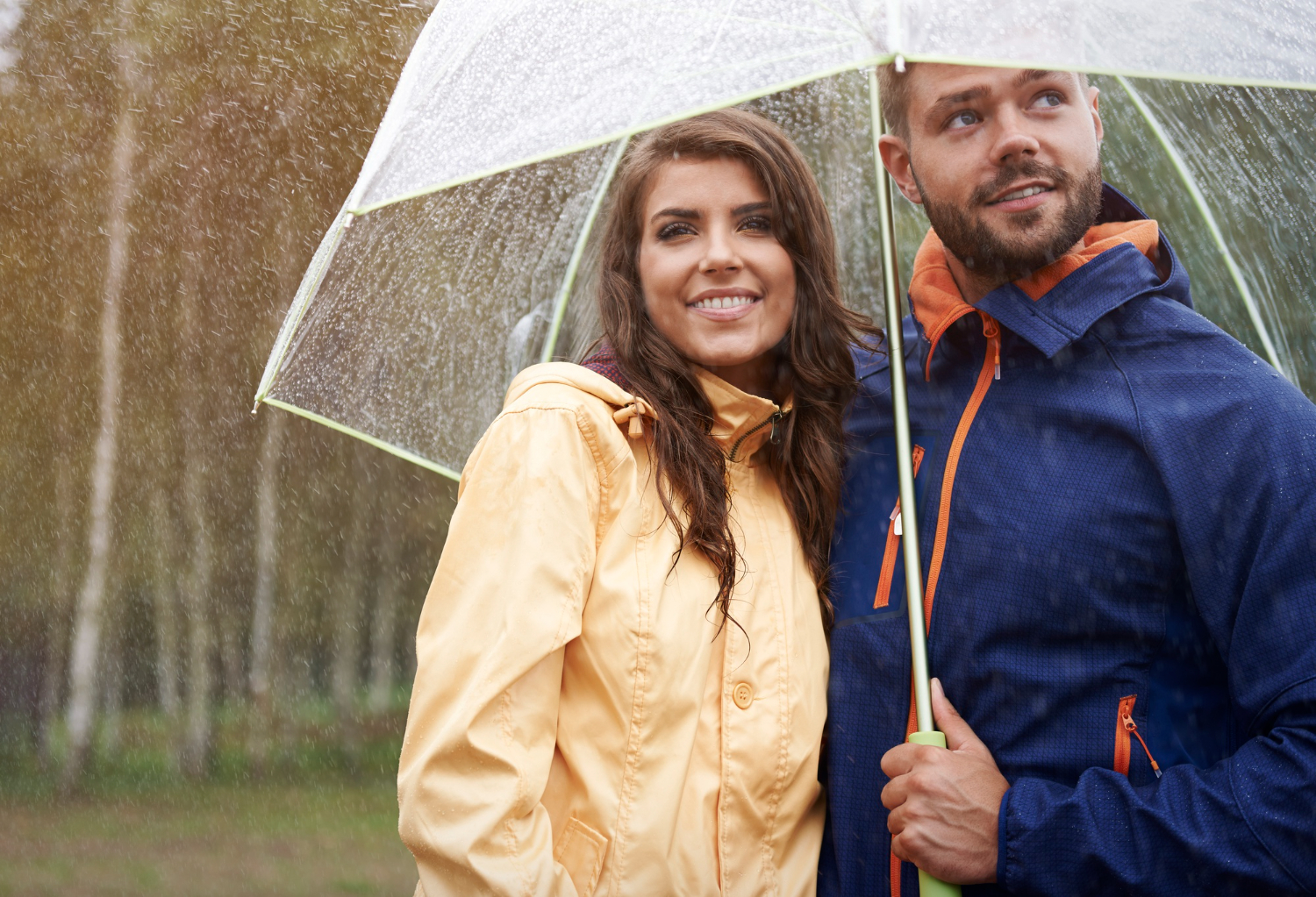 Як обрати парасольку, яка витримає зливу і не покриється іржею