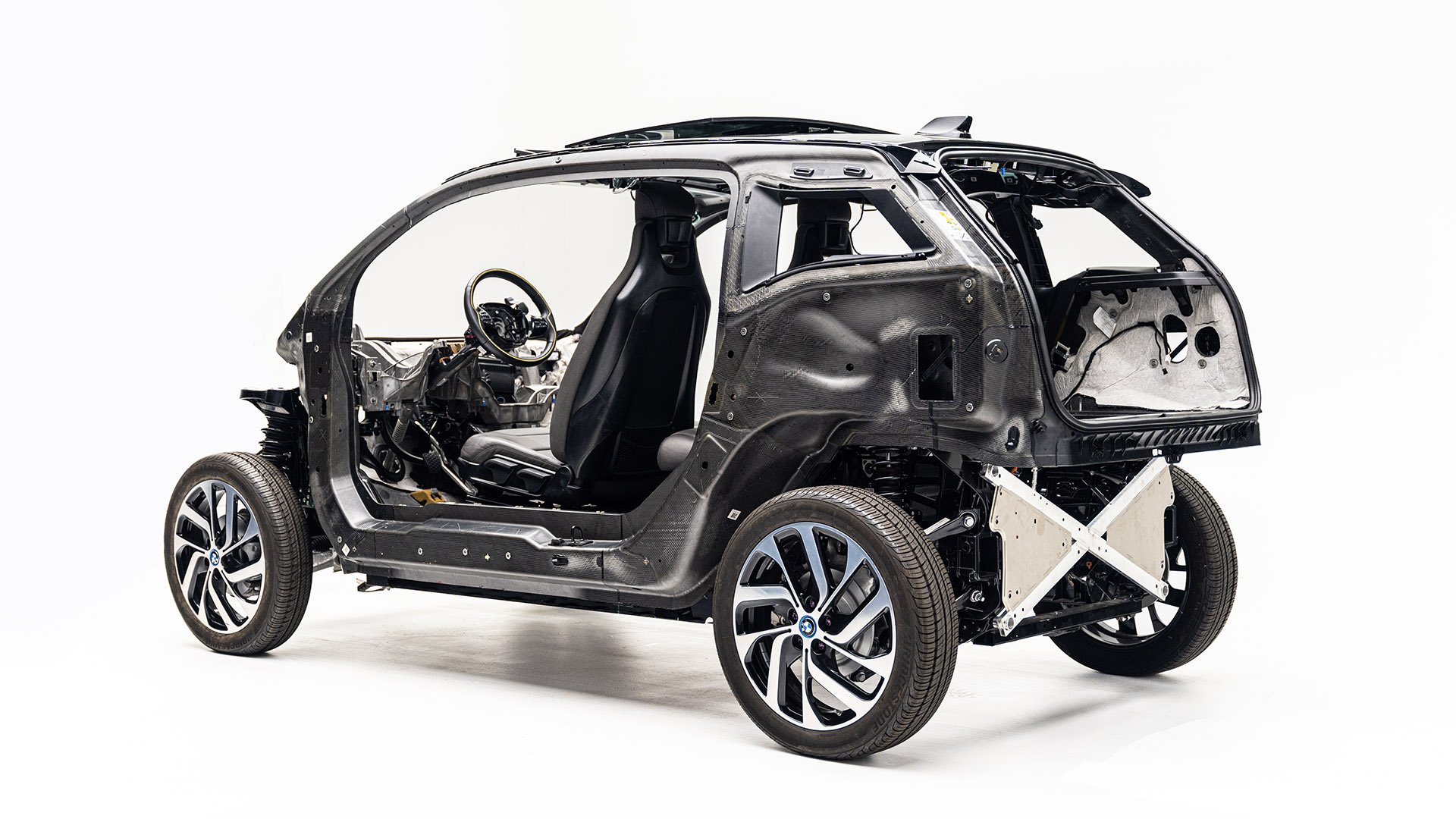 Електромобіль і вода: що буде, якщо заїхати в калюжу на "електричці"