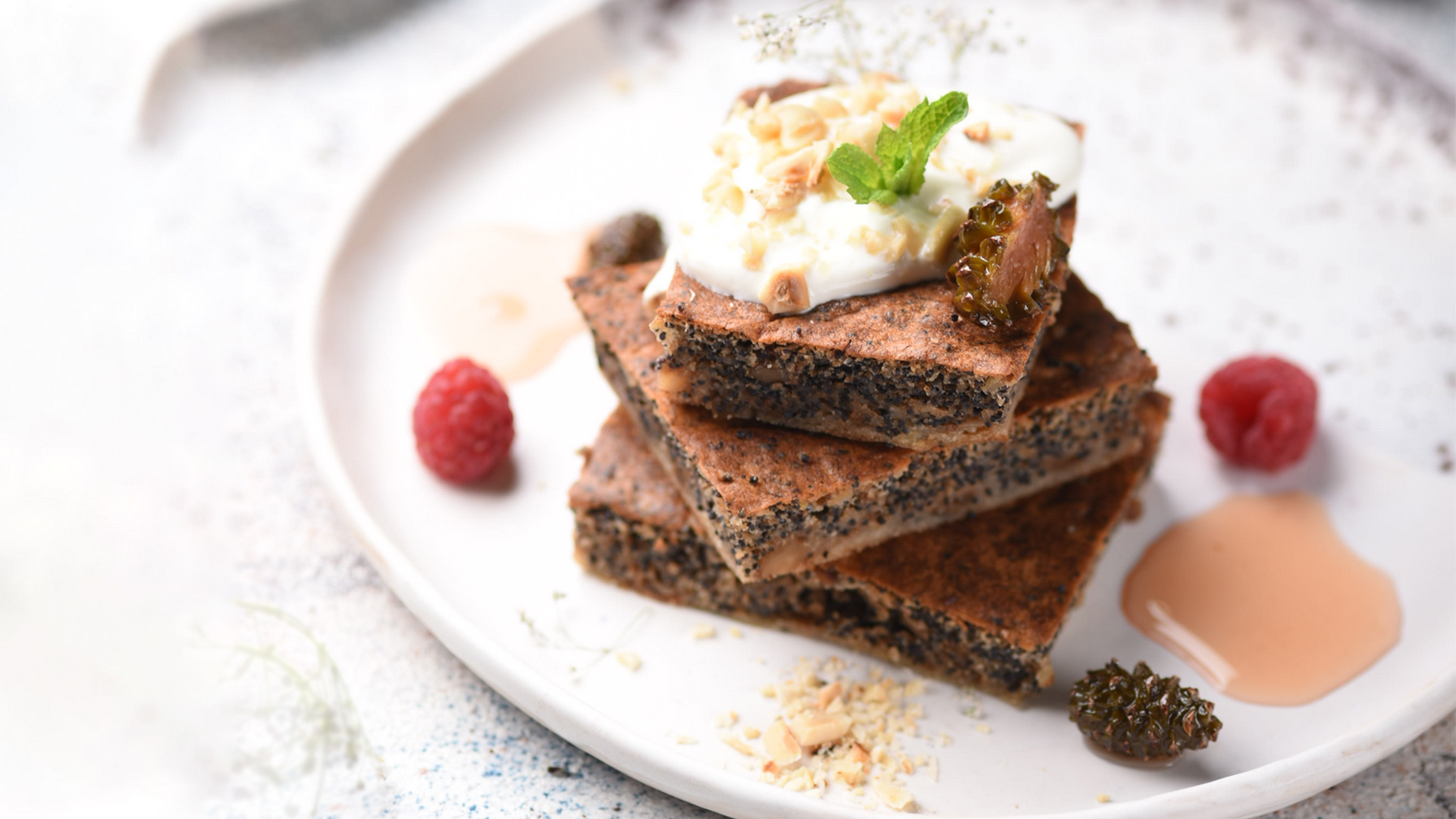 Печем маковый пирог с орехами по старинному и очень простому рецепту