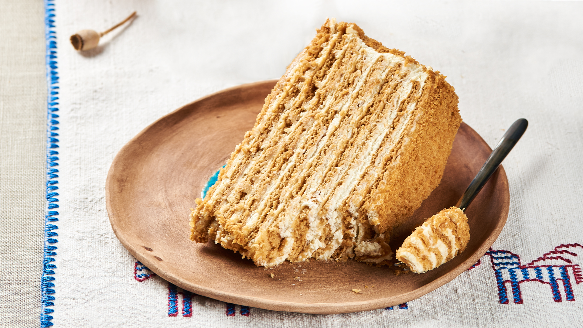 Готовим медовик дома: кулинар представил лучший рецепт роскошного торта