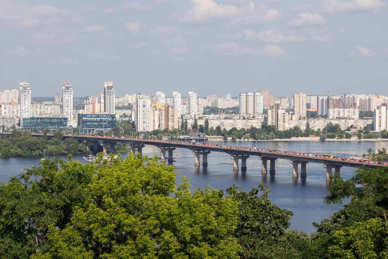 Почему до сих пор нет метро на Троещину и что не так с парковками в Киеве - интервью с экспертом