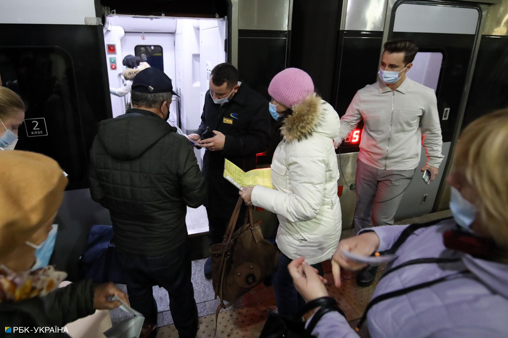 На киевском ж/д вокзале толкучка с самого утра из-за новых правил проезда (фото и видео)